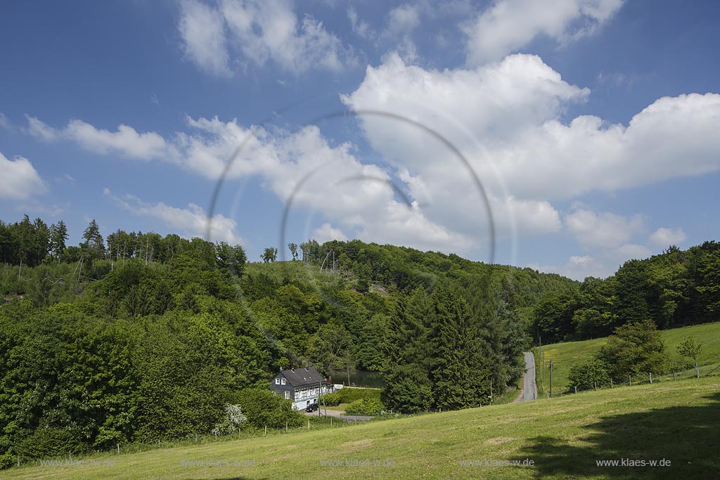 Remscheid Lennep, Diepmannsbachtal, Blick auf Tackermuehle, sie ist ein sehr altes Gebaeude, dass frueher als Ausflugslokal  gefuehrt wurde; Remscheid Lennep, Diepmannsbachtal, view to the mill Tackermuehle.