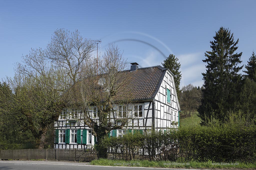 Remscheid Lennep, Doerpmuehle, Blick auf ein Fachwerkhaus hinter Linden; Remscheid Lennep, Doerpmuehle, view to a frame house behind trees Linden.