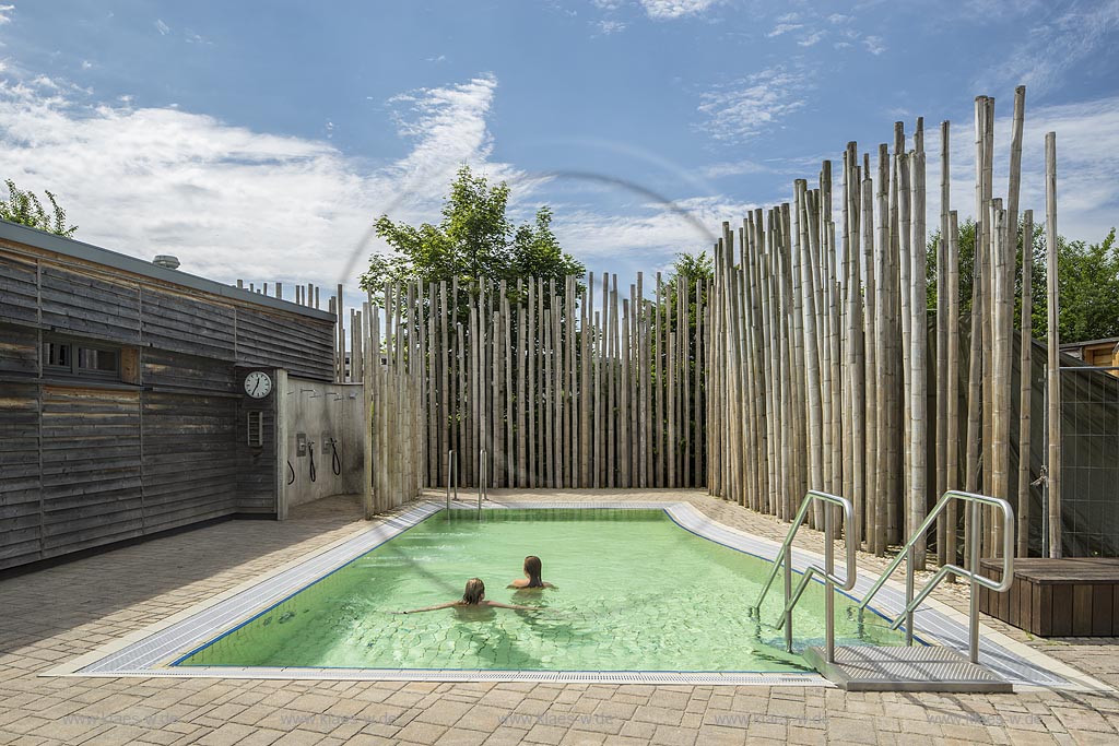 Das H2O Sauna- und Badeparadies in Remscheid-Lennep mit Saunalandschaft, Saunabereich mit Bambushain und Pool.