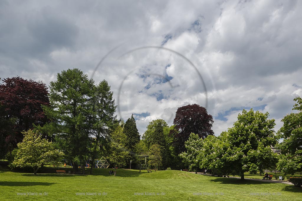 Remscheid Lennep, Blick in den Hardtpark mit Wolkenstimmung; Remscheid Lennep, view to the park Hardtpark.