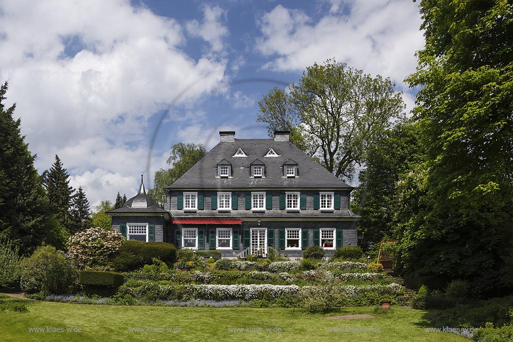 Remscheid Lennep, Haus Frau Landrat Hentzen, um 1924 gebaut, ein Schieferfachwerkhaus mit Walmdach und Eingang in barockisierender Form; Remscheid Lennep, house Haus Frau Landrat Hentzen, anno 1924.