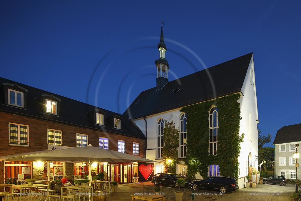 Remscheid Lennep, Kulturzentrum Klosterkirche zur blauen Stunde; Remscheid Lennep, cultural centre / cultural center Klosterkirche at blue hour.