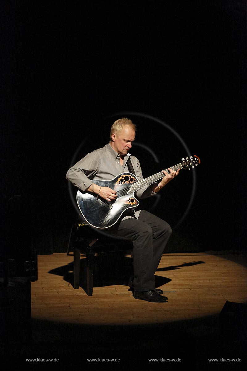 Remscheid Lennep, Klosterkirche, Konzert "Farfarello - Mani Neumann-Band", Gitarrensolo Ulli Brand; Remscheid Lennep, Klosterkirche, concert "Farfarello - Mani Neumann-Band", guitar solo Ulli Brand.