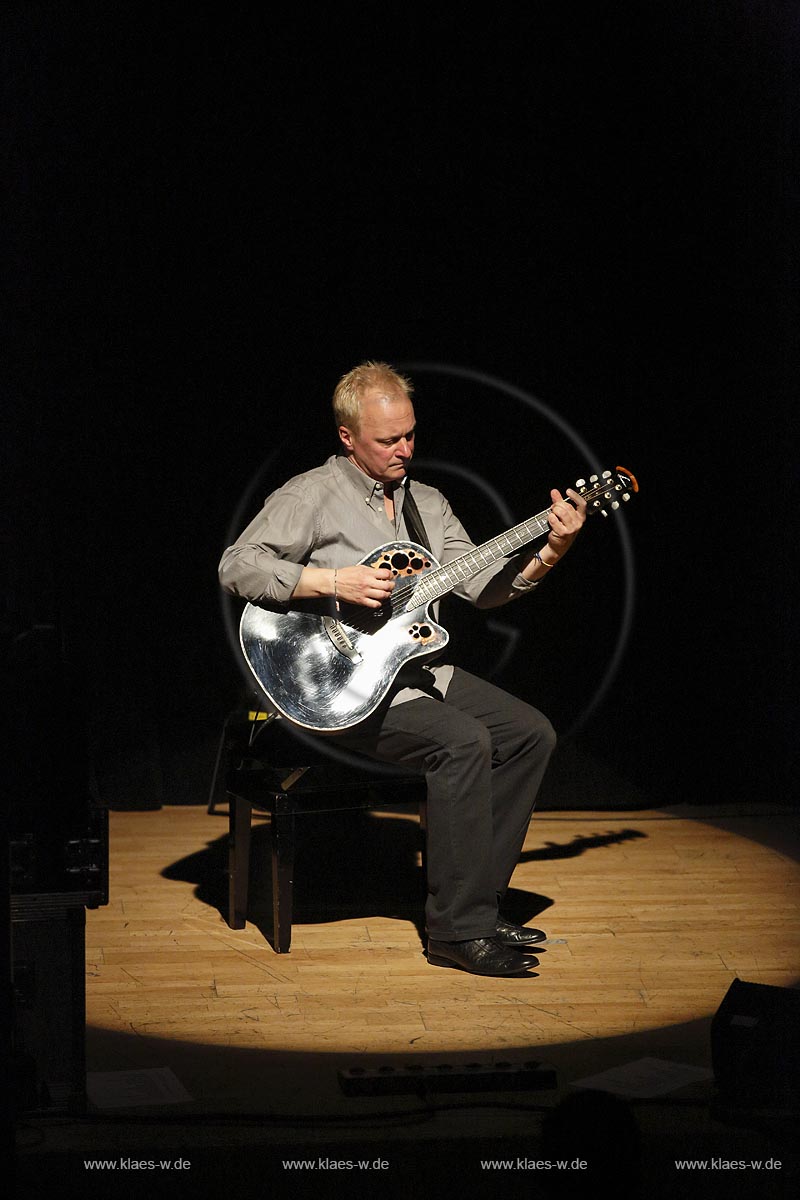 Remscheid Lennep, Klosterkirche, Konzert "Farfarello - Mani Neumann-Band", Gitarrensolo Ulli Brand; Remscheid Lennep, Klosterkirche, concert "Farfarello - Mani Neumann-Band", guitar solo Ulli Brand.