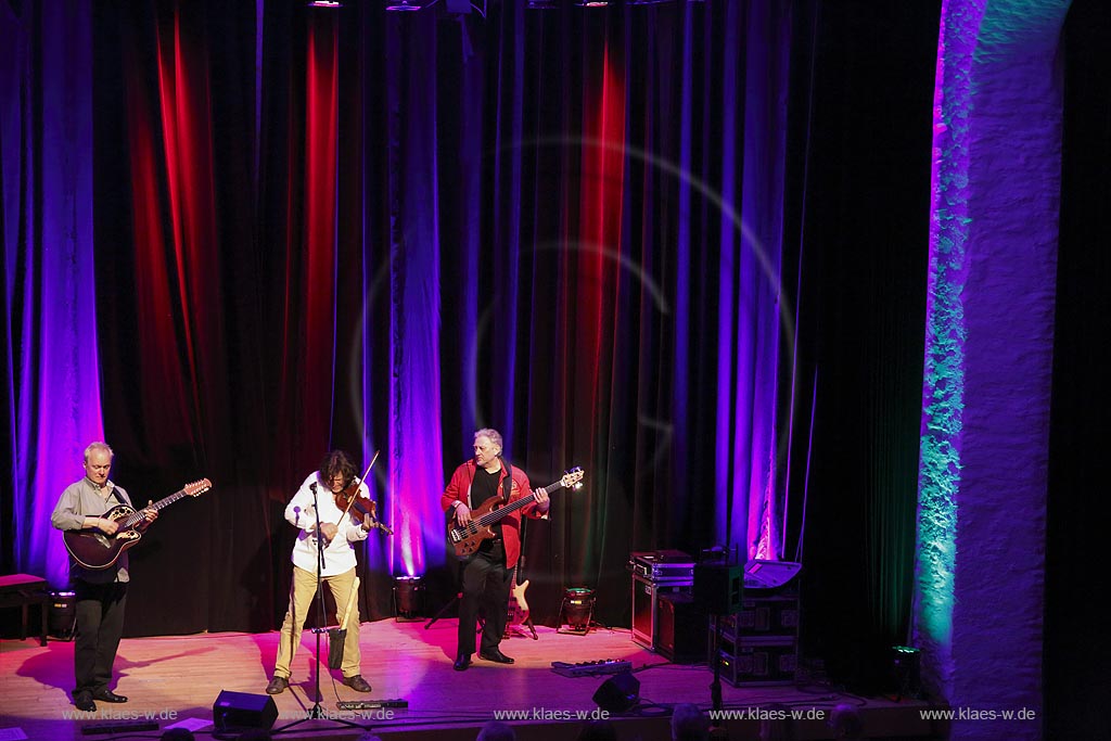 Remscheid Lennep, Konzert in der Klosterkirche,  "Farfarello - Mani Neumann-Band", von rechts nach links: Joschi Kappl,  Mani Neumann und Ulli Brand; Remscheid Lennep, Klosterkirche, concert "Farfarello - Mani Neumann-Band", from right to left: Joschi Kappl,  Mani Neumann and Ulli Brand.