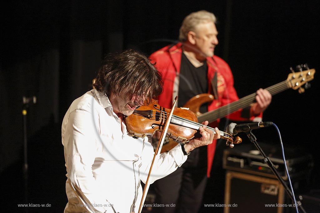 Remscheid Lennep, Konzert in der Klosterkirche,  "Farfarello - Mani Neumann-Band", von rechts nach links: Joschi Kappl und  Mani Neumann; Remscheid Lennep, Klosterkirche, concert "Farfarello - Mani Neumann-Band", from right to left: Joschi Kappl,  Mani Neumann.