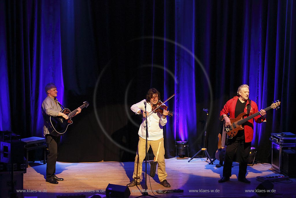 Remscheid Lennep, Konzert in der Klosterkirche, "Farfarello - Mani Neumann-Band", von rechts nach links: Joschi Kappl,  Mani Neumann und Ulli Brand; Remscheid Lennep, Klosterkirche, concert "Farfarello - Mani Neumann-Band", from right to left: Joschi Kappl,  Mani Neumann and Ulli Brand.