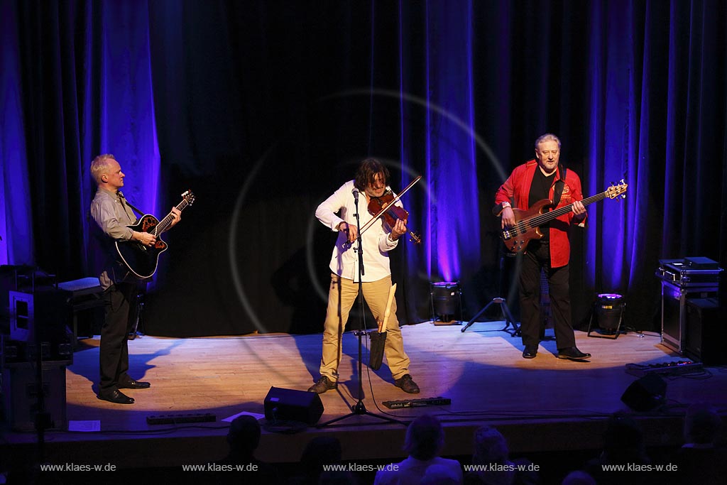 Remscheid Lennep, Konzert in der Klosterkirche, "Farfarello - Mani Neumann-Band", von rechts nach links: Joschi Kappl,  Mani Neumann und Ulli Brand; Remscheid Lennep, Klosterkirche, concert "Farfarello - Mani Neumann-Band", from right to left: Joschi Kappl,  Mani Neumann and Ulli Brand.