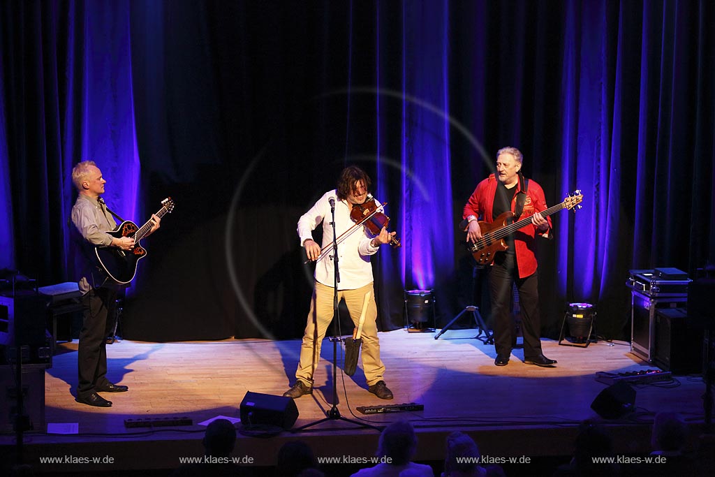 Remscheid Lennep, Konzert in der Klosterkirche, "Farfarello - Mani Neumann-Band", von rechts nach links: Joschi Kappl,  Mani Neumann und Ulli Brand; Remscheid Lennep, Klosterkirche, concert "Farfarello - Mani Neumann-Band", from right to left: Joschi Kappl,  Mani Neumann and Ulli Brand.