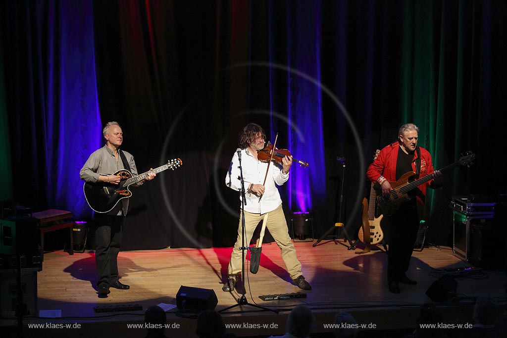 Remscheid Lennep, Konzert in der Klosterkirche, "Farfarello - Mani Neumann-Band", von rechts nach links: Joschi Kappl,  Mani Neumann und Ulli Brand; Remscheid Lennep, Klosterkirche, concert "Farfarello - Mani Neumann-Band", from right to left: Joschi Kappl,  Mani Neumann and Ulli Brand.