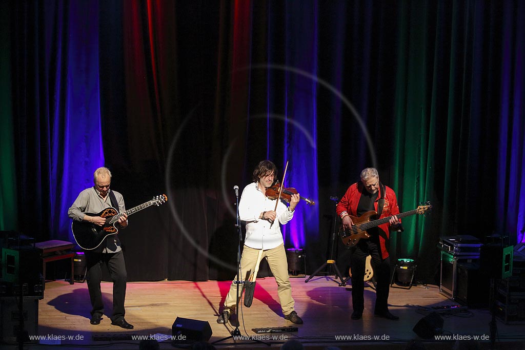 Remscheid Lennep, Konzert in der Klosterkirche, "Farfarello - Mani Neumann-Band", von rechts nach links: Joschi Kappl,  Mani Neumann und Ulli Brand; Remscheid Lennep, Klosterkirche, concert "Farfarello - Mani Neumann-Band", from right to left: Joschi Kappl,  Mani Neumann and Ulli Brand.