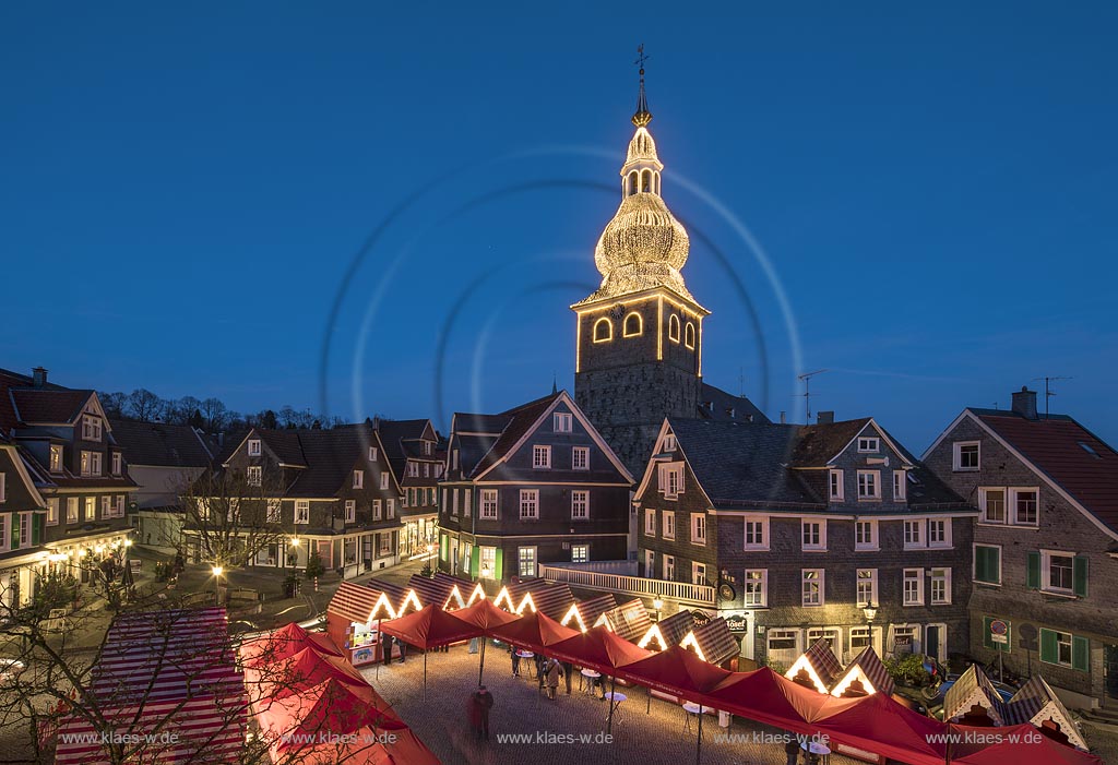 Remscheid-Lennep, Altstadt, Markt, illuminierter Turm der Evangelischen Stadtkirche Lennep mit Weihnachtsmarkt