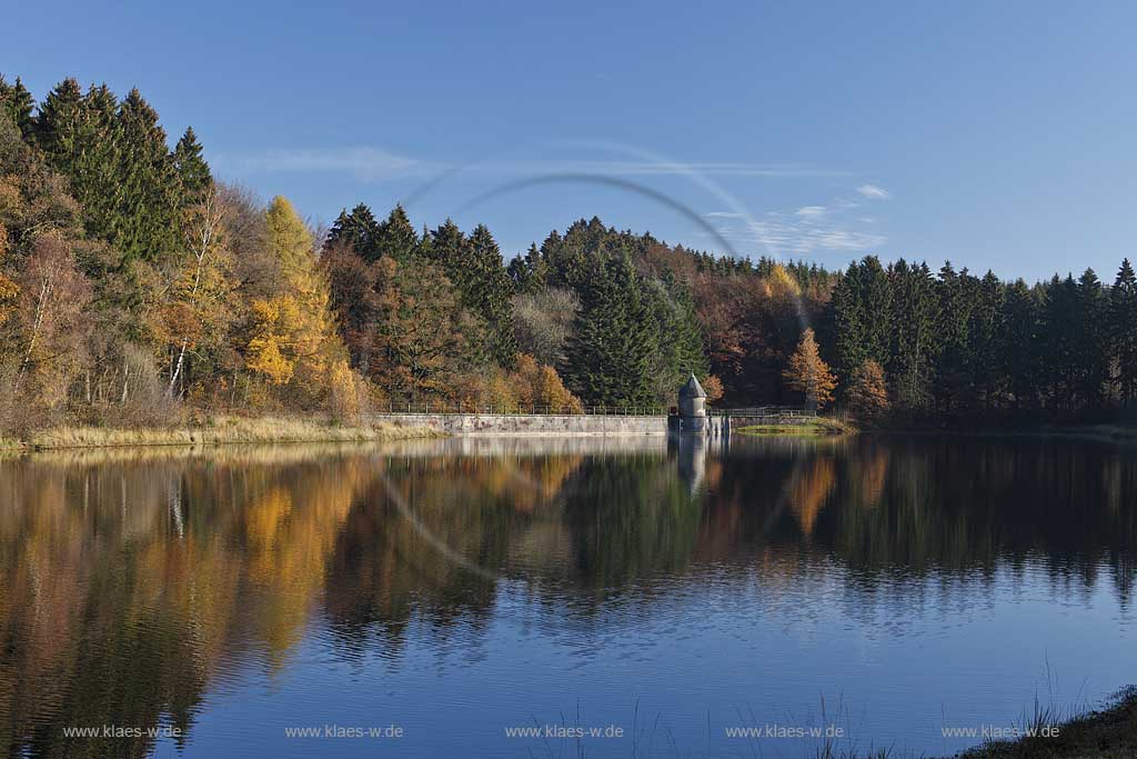 Remscheid-Lennep, Herbststimmung an der Panzertalsperre, Blick mit Spiegelbild zur Staumauer; Remscheid Lennep Panzer barrage,in autum with dam and mirror image.