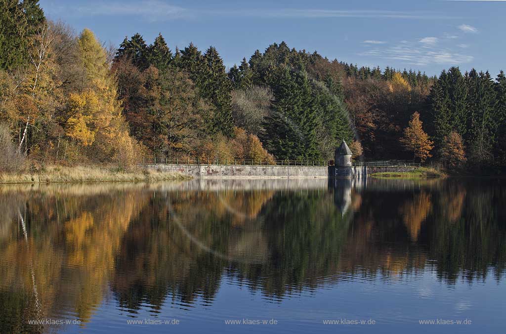 Remscheid-Lennep, Herbststimmung an der Panzertalsperre, Blick mit Spiegelbild zur Staumauer; Remscheid Lennep Panzer barrage,in autum with dam and mirror image.