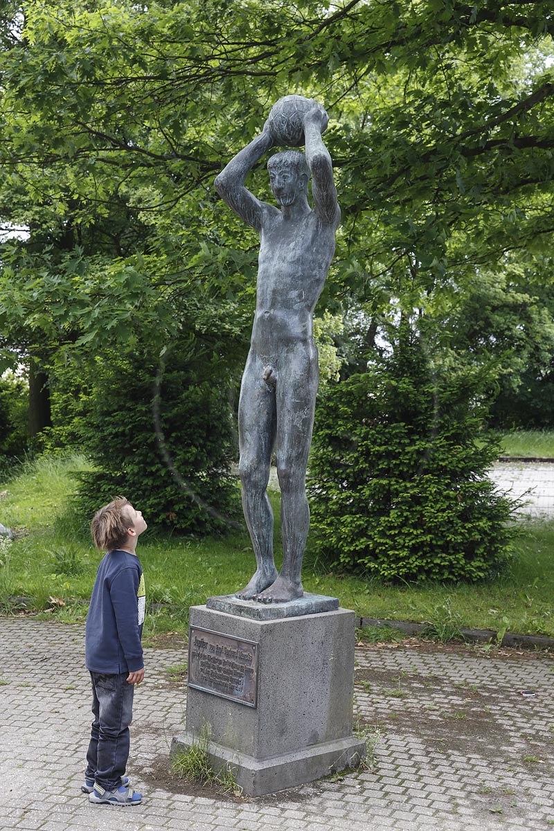 Remscheid Lennep, Plastik Jupiter von "Professor Gerhard Marcks", anlaesslich des 75- jaehrigen Lenneper Stadtjubilaeums gestiftet von Remscheider Buergern und der Stadtsparkasse Remscheid durch den Kunstverein Remscheid; Gerhard Marcks bezeichnete die Figur in seinem Tagebuch und einem Brief als Balleinwerfer, eine koenigliche Geste von Fuball. Erst spaeter erhielt die Figur den Namen Jupiter. Die nachtraegliche Interpretation eines Balleinwerfers als Blitze schleudernder Goettervater traegt dem Ansinnen von Marcks Rechnung, eine sportliche Alltagsszene kuenstlerisch zu ueberhoehen. Dazu tragen das monumentale Fomat, der Rueckgriff auf die klassische Nacktheit, sowie die statuarische Strenge der Gestalt bei;  Remscheid Lennep, plastique Jupiter by Professor Gerhard Marcks.