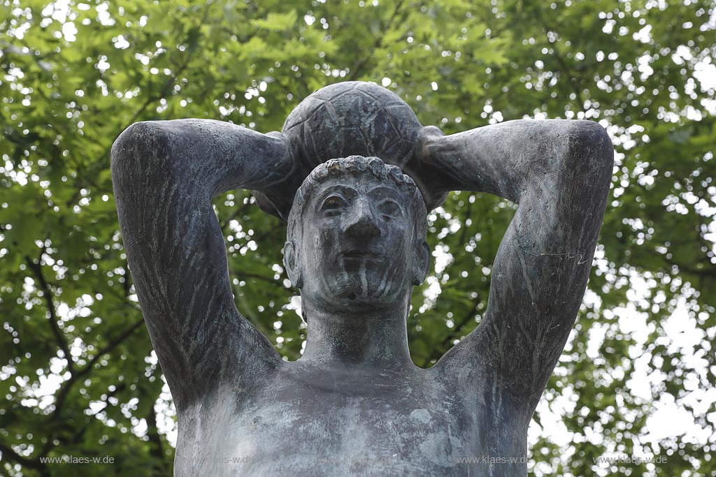 Remscheid Lennep, Plastik Jupiter von "Professor Gerhard Marcks", anlaesslich des 75- jaehrigen Lenneper Stadtjubilaeums gestiftet von Remscheider Buergern und der Stadtsparkasse Remscheid durch den Kunstverein Remscheid; Remscheid Lennep, plastique Jupiter by Professor Gerhard Marcks.