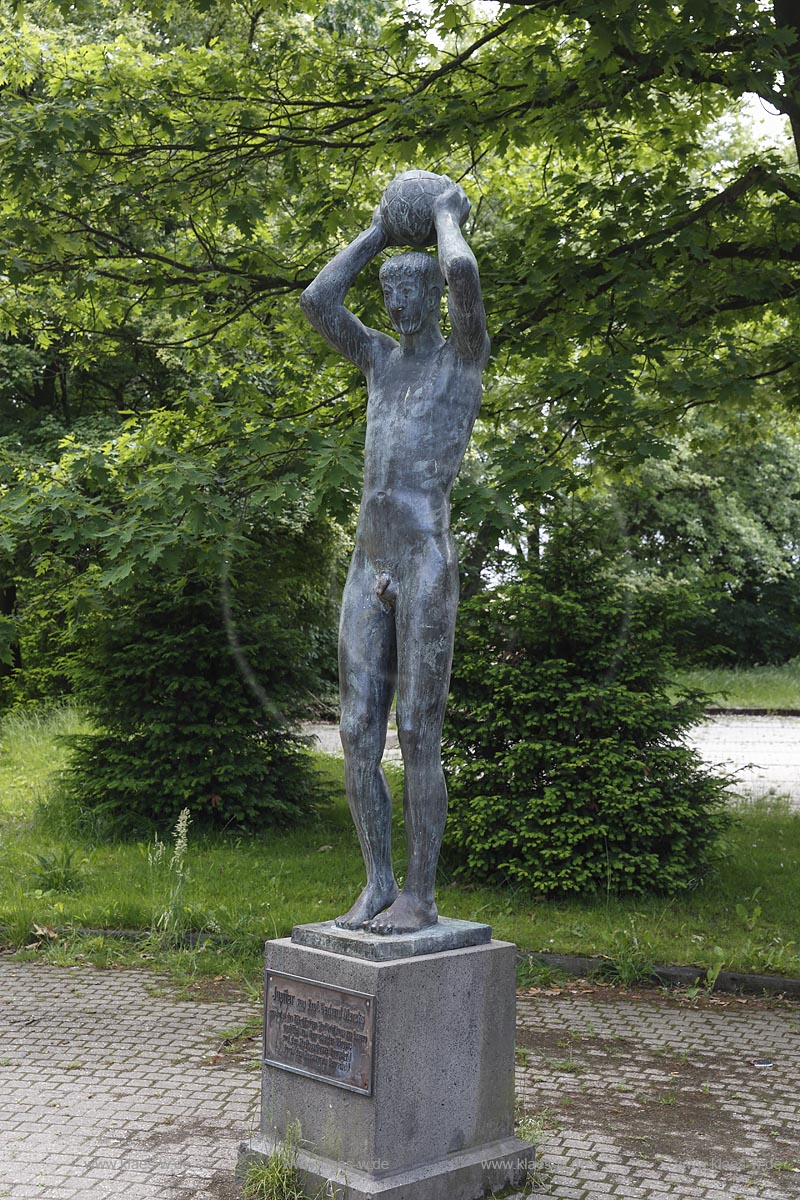 Remscheid Lennep, Plastik Jupiter von "Professor Gerhard Marcks", anlaesslich des 75- jaehrigen Lenneper Stadtjubilaeums gestiftet von Remscheider Buergern und der Stadtsparkasse Remscheid durch den Kunstverein Remscheid; Gerhard Marcks bezeichnete die Figur in seinem Tagebuch und einem Brief als Balleinwerfer, eine koenigliche Geste von Fuball. Erst spaeter erhielt die Figur den Namen Jupiter. Die nachtraegliche Interpretation eines Balleinwerfers als Blitze schleudernder Goettervater traegt dem Ansinnen von Marcks Rechnung, eine sportliche Alltagsszene kuenstlerisch zu ueberhoehen. Dazu tragen das monumentale Fomat, der Rueckgriff auf die klassische Nacktheit, sowie die statuarische Strenge der Gestalt bei;  Remscheid Lennep, plastique Jupiter by Professor Gerhard Marcks.