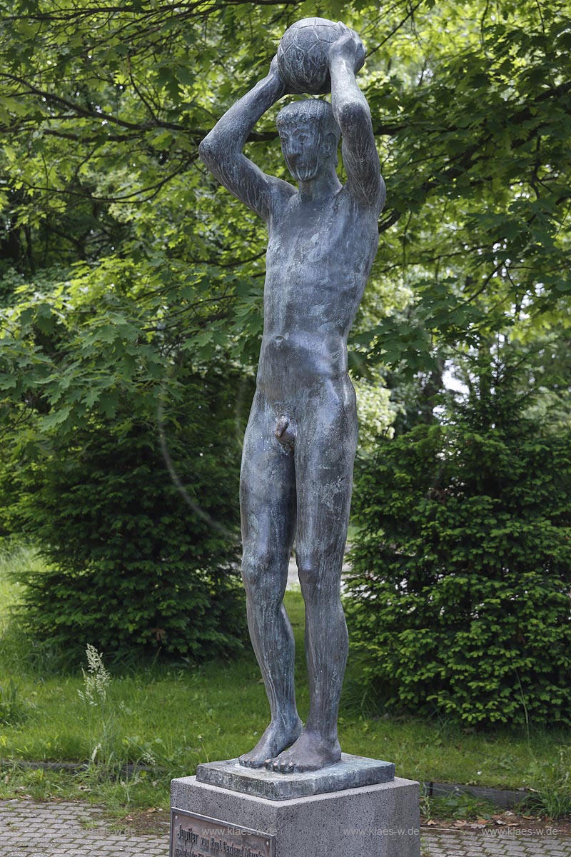 Remscheid Lennep, Plastik Jupiter von "Professor Gerhard Marcks", anlaesslich des 75- jaehrigen Lenneper Stadtjubilaeums gestiftet von Remscheider Buergern und der Stadtsparkasse Remscheid durch den Kunstverein Remscheid; Gerhard Marcks bezeichnete die Figur in seinem Tagebuch und einem Brief als Balleinwerfer, eine koenigliche Geste von Fuball. Erst spaeter erhielt die Figur den Namen Jupiter. Die nachtraegliche Interpretation eines Balleinwerfers als Blitze schleudernder Goettervater traegt dem Ansinnen von Marcks Rechnung, eine sportliche Alltagsszene kuenstlerisch zu ueberhoehen. Dazu tragen das monumentale Fomat, der Rueckgriff auf die klassische Nacktheit, sowie die statuarische Strenge der Gestalt bei;  Remscheid Lennep, plastique Jupiter by Professor Gerhard Marcks.