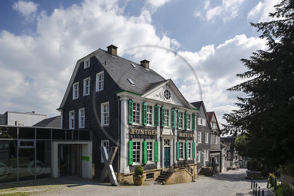 Remscheid Lennep, Deutsches Roentgen-Museum, Baujahr: 1803, ein klassizistisches Schieferhaus mit Krueppelschwalmdach und ornamiertem Dreiecksgiebel, sowie das Oberlicht mit geschnitztem Sturz; Remscheid Lennep, museum Deutsches Roentgen-Museum.