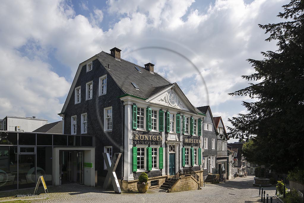 Remscheid Lennep, Deutsches Roentgen-Museum, Baujahr: 1803, ein klassizistisches Schieferhaus mit Krueppelschwalmdach und ornamiertem Dreiecksgiebel, sowie das Oberlicht mit geschnitztem Sturz; Remscheid Lennep, museum Deutsches Roentgen-Museum.