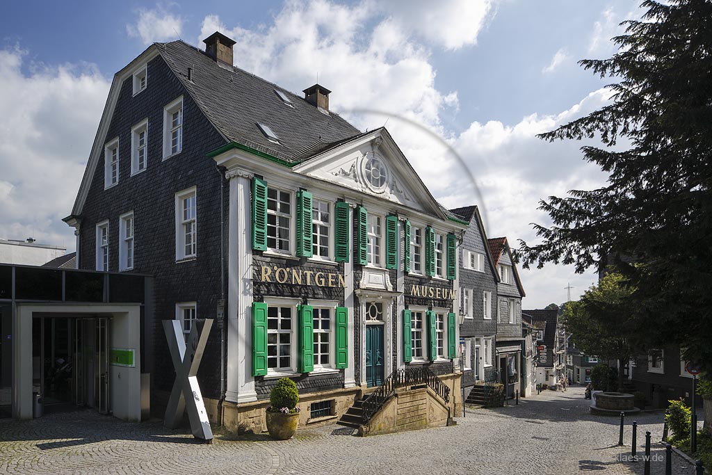 Remscheid Lennep, Deutsches Roentgen-Museum, Baujahr: 1803, ein klassizistisches Schieferhaus mit Krueppelschwalmdach und ornamiertem Dreiecksgiebel, sowie das Oberlicht mit geschnitztem Sturz; Remscheid Lennep, museum Deutsches Roentgen-Museum.