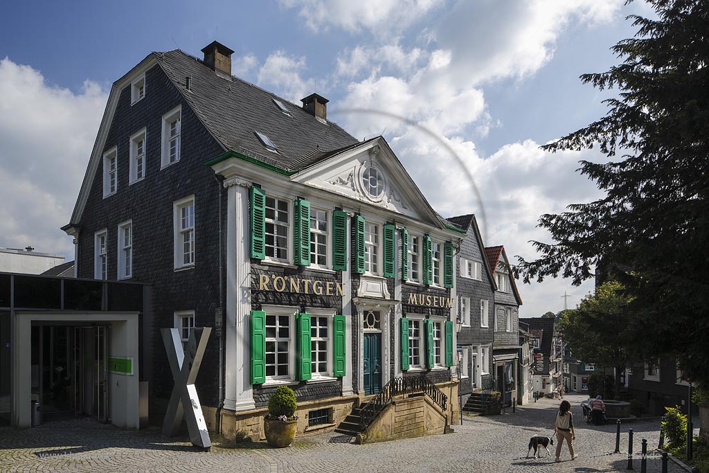 Remscheid Lennep, Deutsches Roentgen-Museum, Baujahr: 1803, ein klassizistisches Schieferhaus mit Krueppelschwalmdach und ornamiertem Dreiecksgiebel, sowie das Oberlicht mit geschnitztem Sturz; Remscheid Lennep, museum Deutsches Roentgen-Museum.