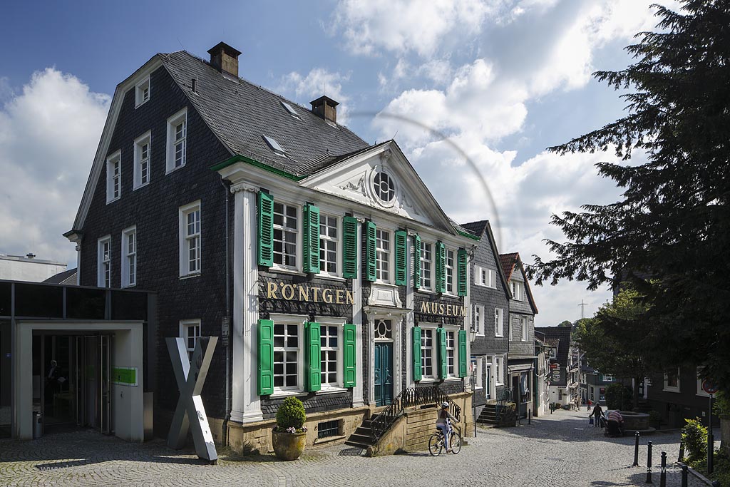 Remscheid Lennep, Deutsches Roentgen-Museum, Baujahr: 1803, ein klassizistisches Schieferhaus mit Krueppelschwalmdach und ornamiertem Dreiecksgiebel, sowie das Oberlicht mit geschnitztem Sturz; Remscheid Lennep, museum Deutsches Roentgen-Museum.