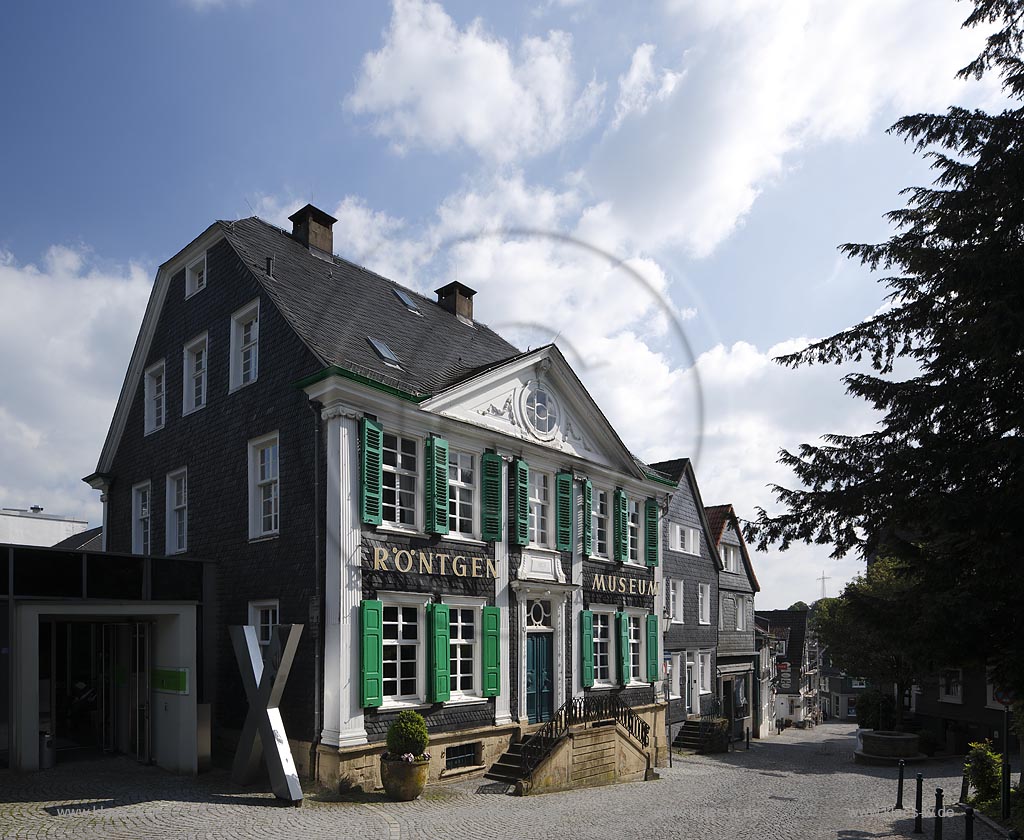 Remscheid Lennep, Deutsches Roentgen-Museum, Baujahr: 1803, ein klassizistisches Schieferhaus mit Krueppelschwalmdach und ornamiertem Dreiecksgiebel, sowie das Oberlicht mit geschnitztem Sturz; Remscheid Lennep, museum Deutsches Roentgen-Museum.