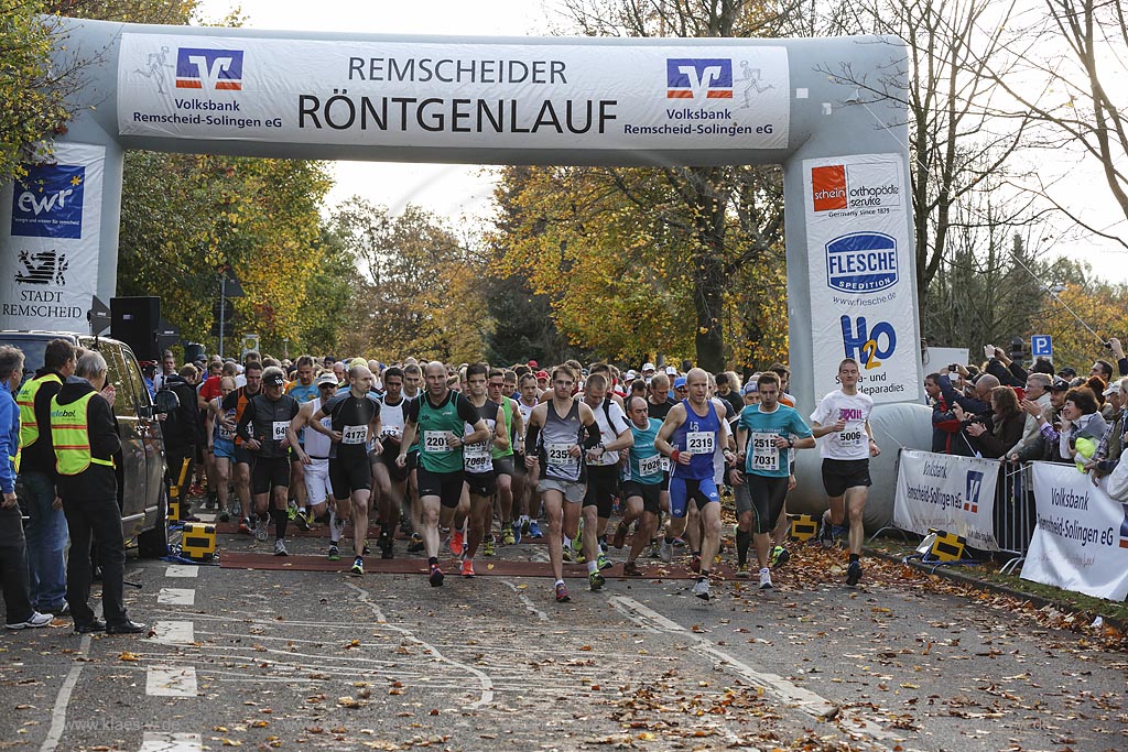 Remscheid-Lennep, Roentgenlauf 2013 beim Start; Remscheid-Lennep, sprint Roentgenlauf 2013 at start.