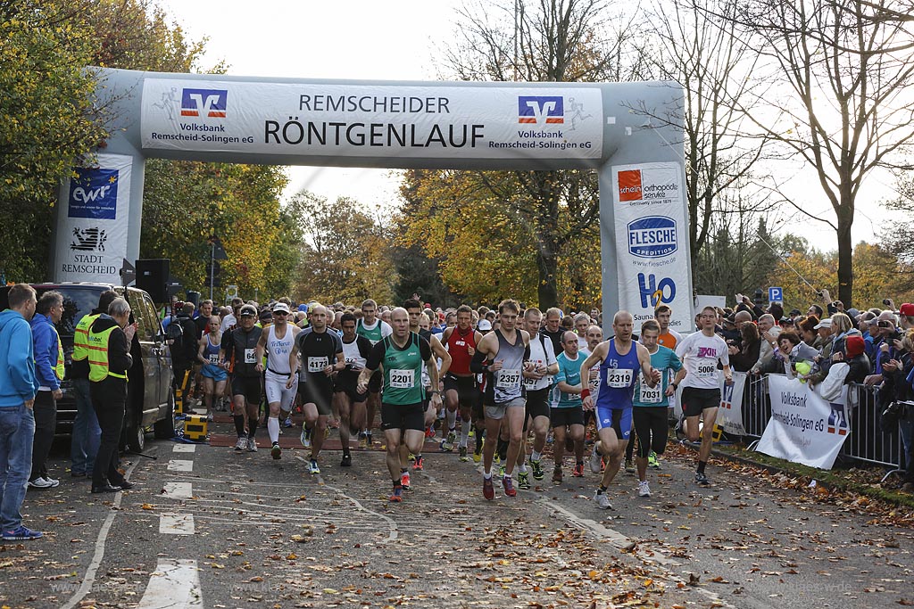 Remscheid-Lennep, Roentgenlauf 2013 beim Start; Remscheid-Lennep, sprint Roentgenlauf 2013 at start.