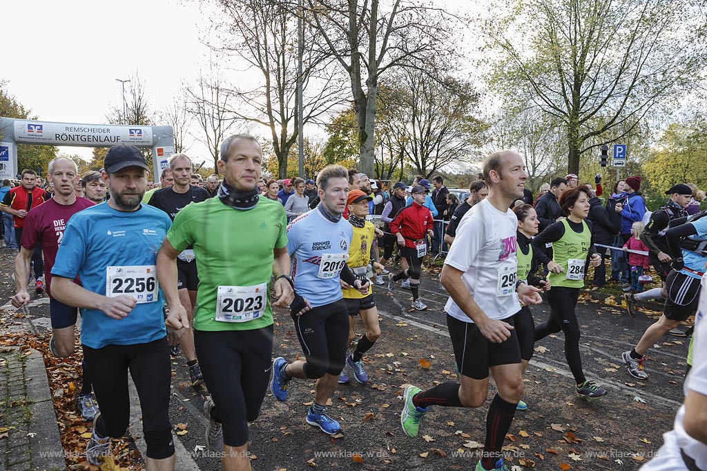 Remscheid-Lennep, Roentgenlauf 2013 beim Start; Remscheid-Lennep, sprint Roentgenlauf 2013 at start.