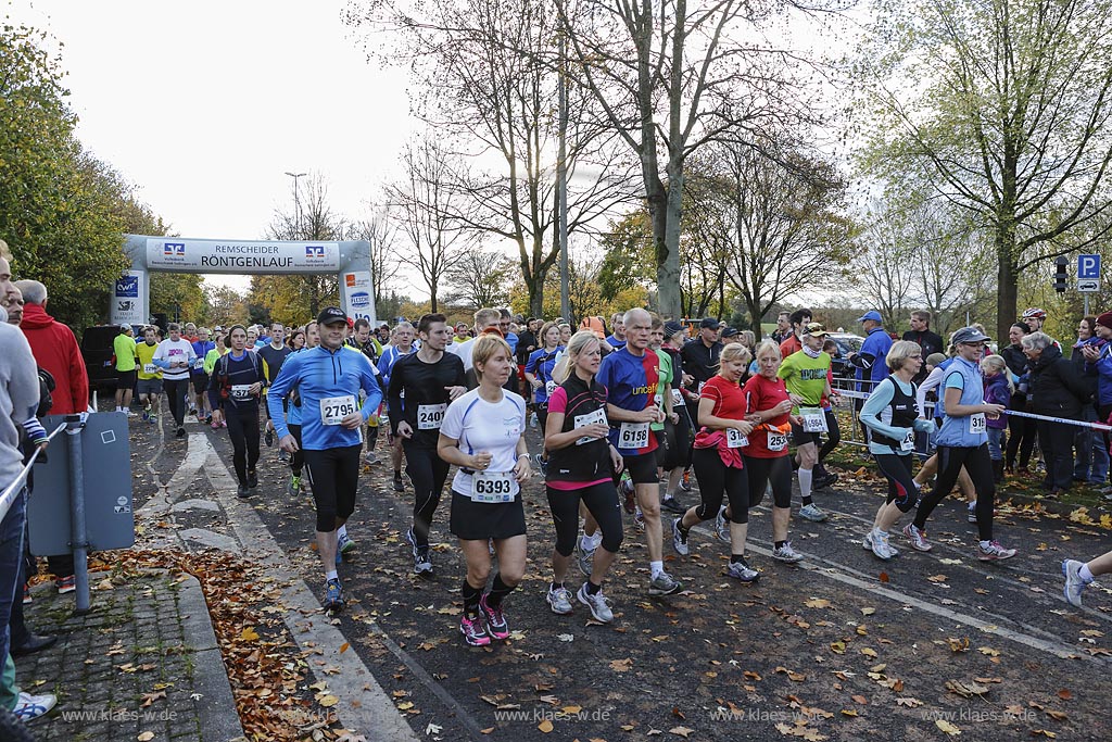 Remscheid-Lennep, Roentgenlauf 2013 beim Start; Remscheid-Lennep, sprint Roentgenlauf 2013 at start.