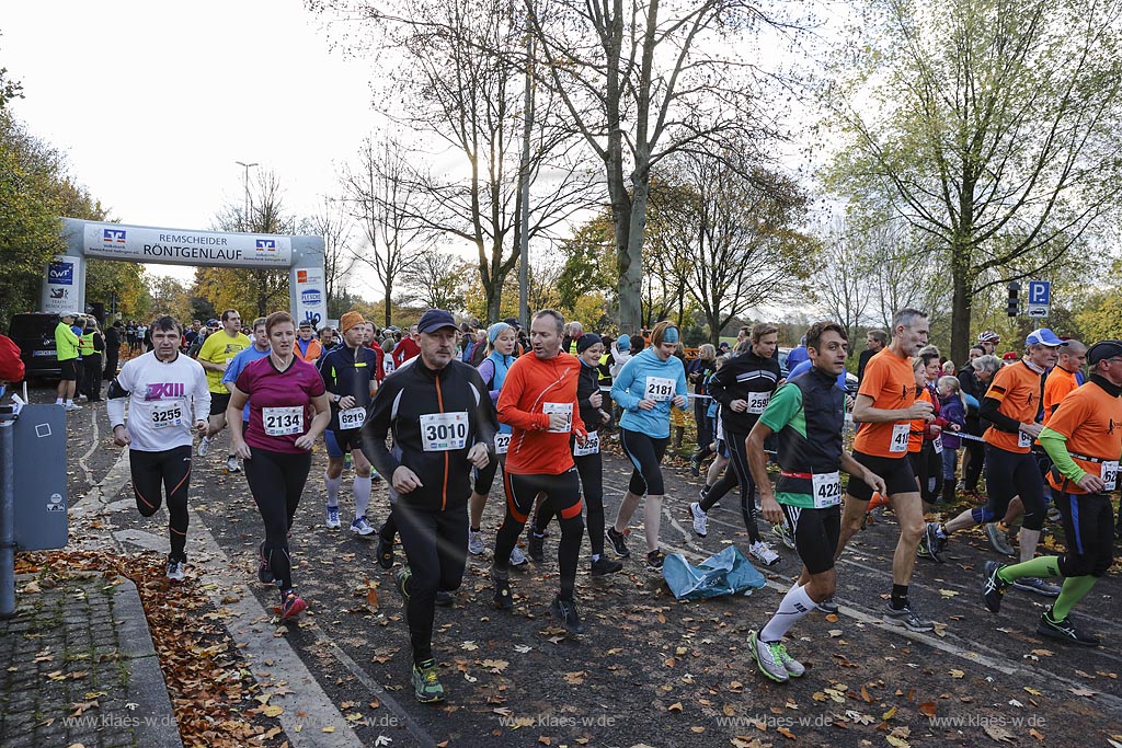 Remscheid-Lennep, Roentgenlauf 2013 beim Start; Remscheid-Lennep, sprint Roentgenlauf 2013 at start.