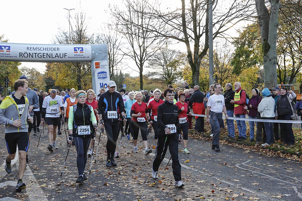 Remscheid-Lennep, Roentgenlauf 2013 beim Start; Remscheid-Lennep, sprint Roentgenlauf 2013 at start.