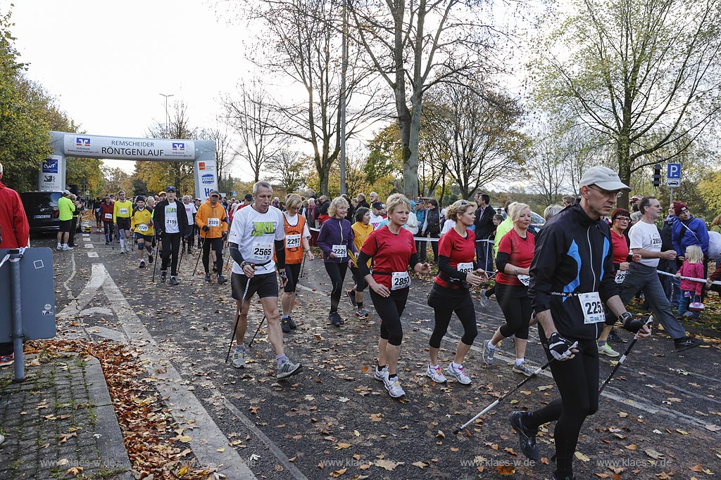 Remscheid-Lennep, Roentgenlauf 2013 beim Start; Remscheid-Lennep, sprint Roentgenlauf 2013 at start.