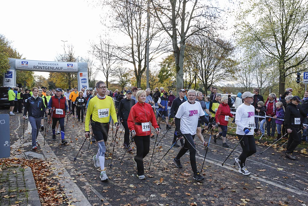 Remscheid-Lennep, Roentgenlauf 2013 beim Start; Remscheid-Lennep, sprint Roentgenlauf 2013 at start.