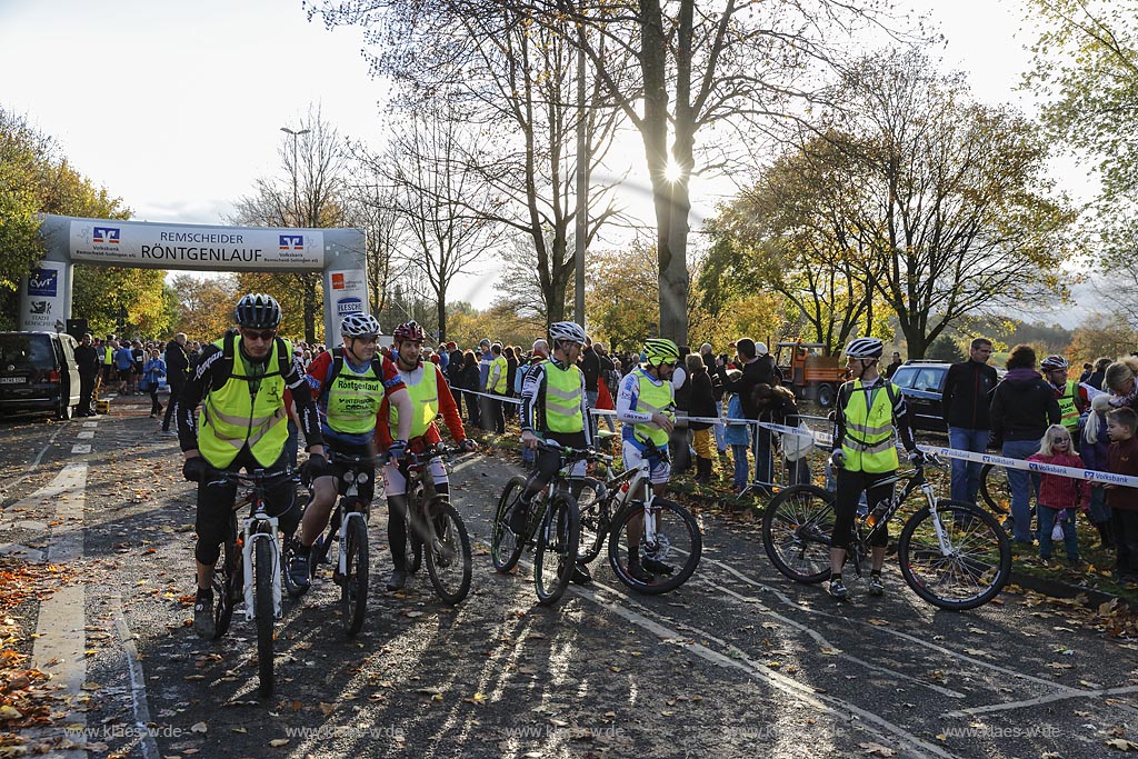 Remscheid-Lennep, Roentgenlauf 2013 vor dem  Start, Rennbegleitung auf Fahrrad; Remscheid-Lennep, sprint Roentgenlauf 2013 before start.