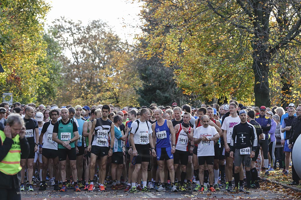 Remscheid-Lennep, Roentgenlauf 2013 vor dem Start; Remscheid-Lennep, sprint Roentgenlauf 2013 before start.