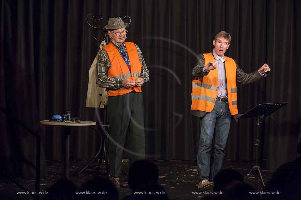 Remscheid Lennep, das Rotationstheater mit dem Untertitel "Die Kleinkunstbuehne in Lennep", "Die Knaller des Jahres",  eine satirische Bilanz  mit Peter Vollmer (rechts im Bild) und Herrn Heuser vom Finanzamt (Gernot Voltz).