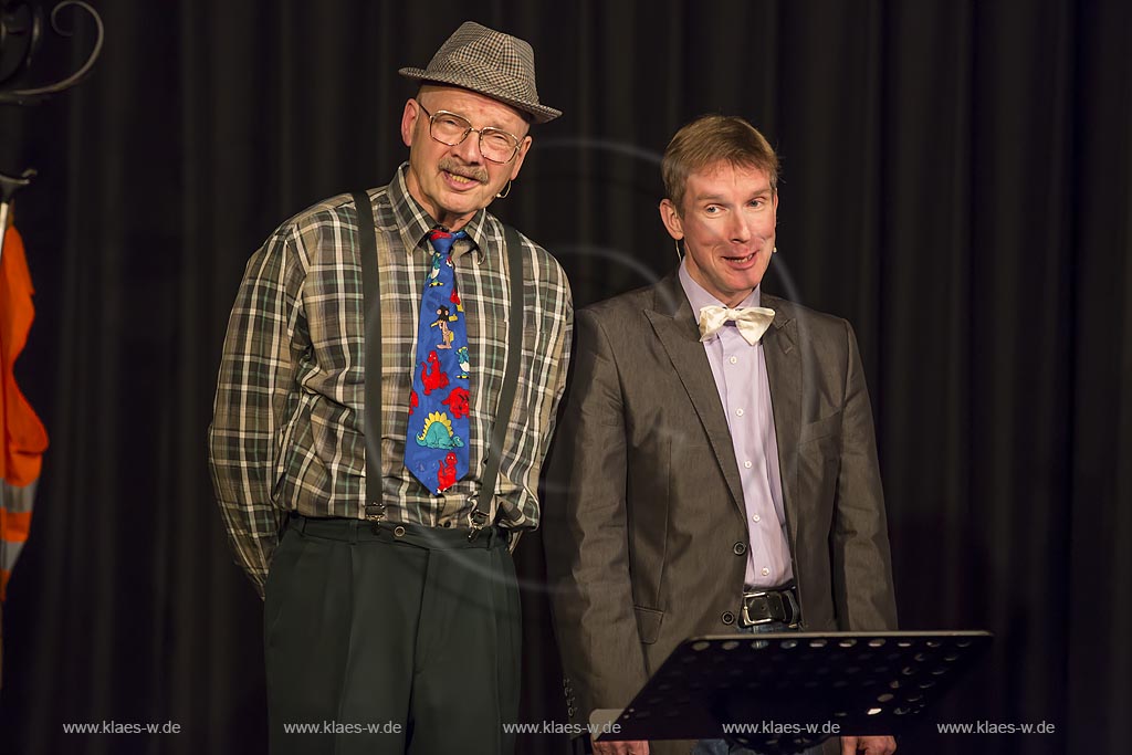 Remscheid Lennep, das Rotationstheater mit dem Untertitel "Die Kleinkunstbuehne in Lennep", "Die Knaller des Jahres",  eine satirische Bilanz  mit Peter Vollmer (rechts im Bild) und Herrn Heuser vom Finanzamt (Gernot Voltz).
