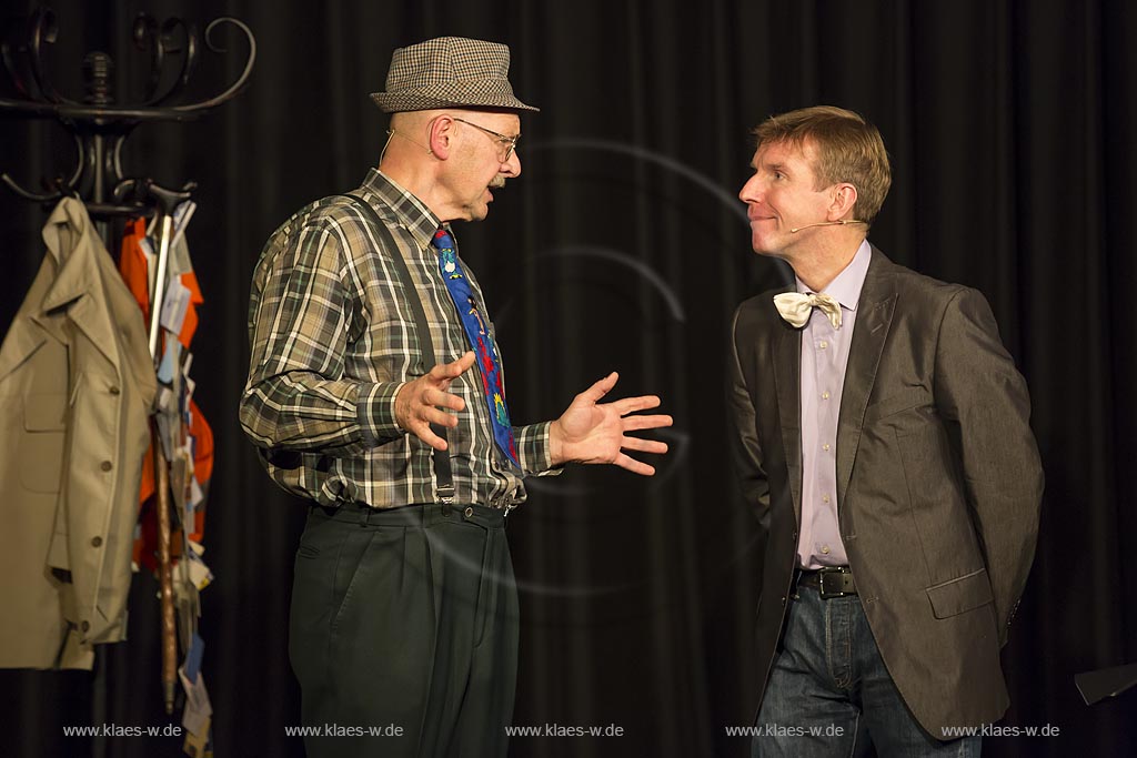 Remscheid Lennep, das Rotationstheater mit dem Untertitel "Die Kleinkunstbuehne in Lennep", "Die Knaller des Jahres",  eine satirische Bilanz  mit Peter Vollmer (rechts im Bild) und Herrn Heuser vom Finanzamt (Gernot Voltz).