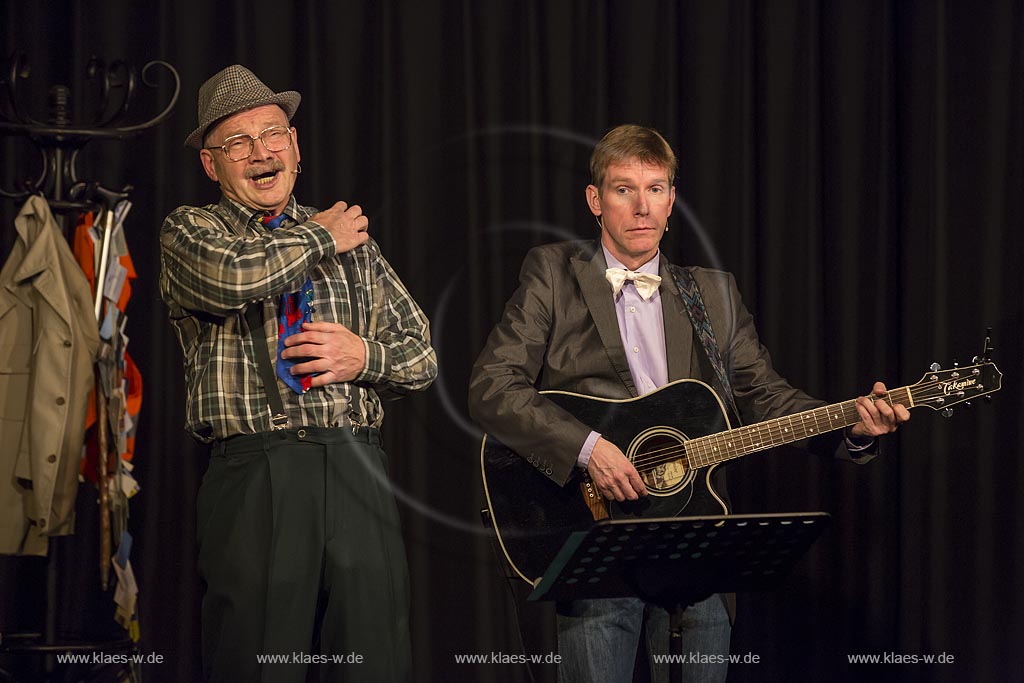 Remscheid Lennep, das Rotationstheater mit dem Untertitel "Die Kleinkunstbuehne in Lennep", "Die Knaller des Jahres",  eine satirische Bilanz  mit Peter Vollmer (rechts im Bild) und Herrn Heuser vom Finanzamt (Gernot Voltz).