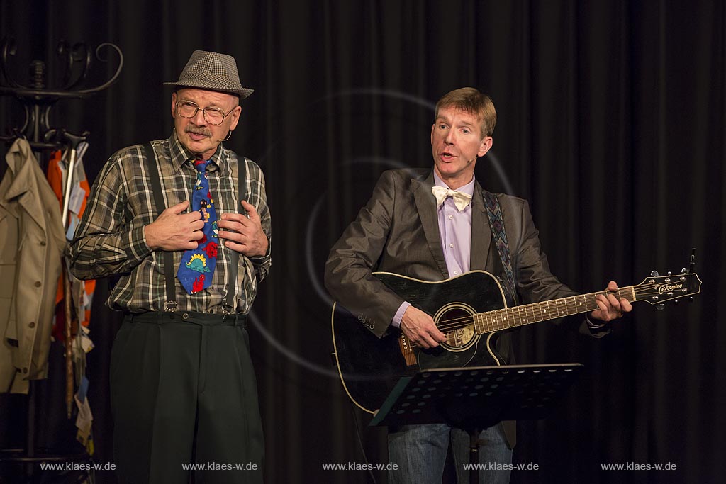 Remscheid Lennep, das Rotationstheater mit dem Untertitel "Die Kleinkunstbuehne in Lennep", "Die Knaller des Jahres",  eine satirische Bilanz  mit Peter Vollmer (rechts im Bild) und Herrn Heuser vom Finanzamt (Gernot Voltz).