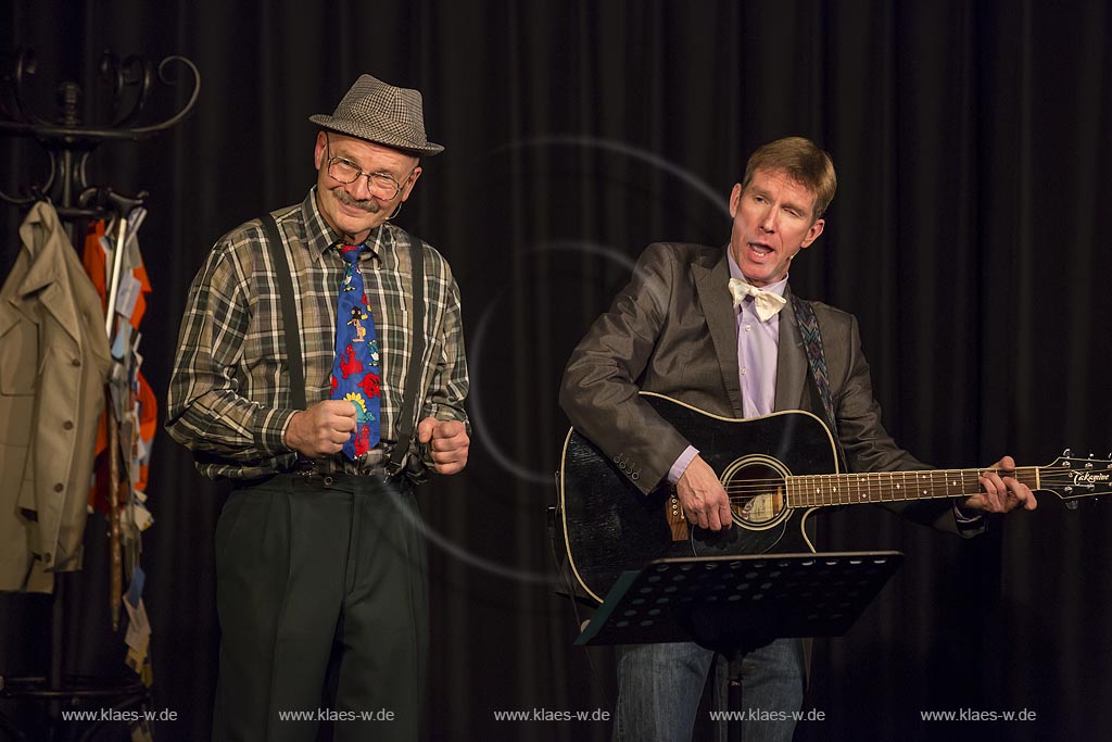 Remscheid Lennep, das Rotationstheater mit dem Untertitel "Die Kleinkunstbuehne in Lennep", "Die Knaller des Jahres",  eine satirische Bilanz  mit Peter Vollmer (rechts im Bild) und Herrn Heuser vom Finanzamt (Gernot Voltz).