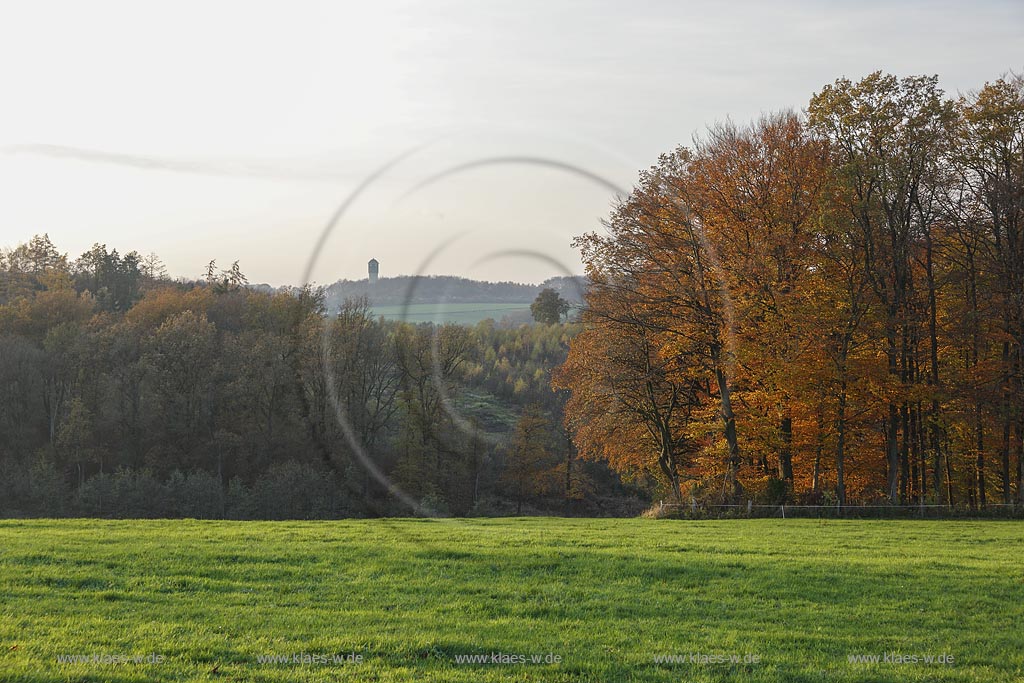 Remscheid Lennp, Blick in Herbstlandschaft bei Obergrunewald mit Luettringhauser Wasserturm. Dieser steht unter Denkmalschutz und stellt eine weithin sichtbare Landmarke dar; Remscheid Lennep, view from Obergrunewald into autumn landscape with the water tower in Remscheid Luettringhausen, Garschagen