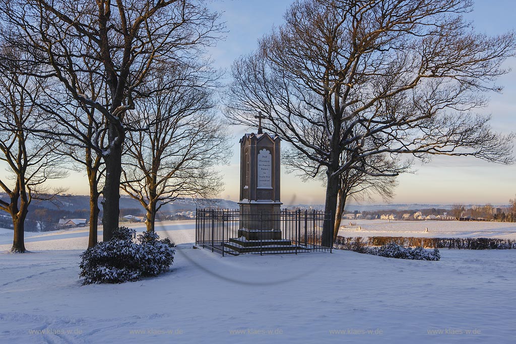 Remscheid-Luettringhausen, Adolf-Clarenbach-Denkmal bei Sonnenaufgang, Grundsteinlegung am 28. September 1829;  Remscheid-Luettringhausen, benchmark of Adolf Clarenbach at sunrise.