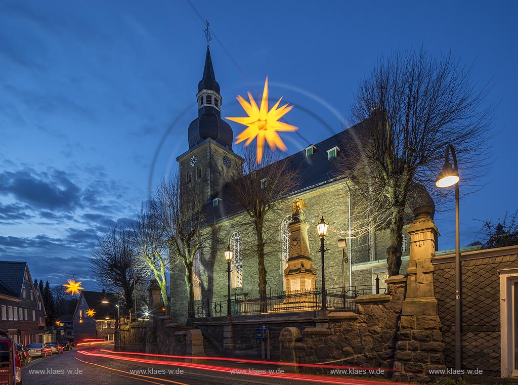 Remscheid-Luettringhausen, Altstadt, Schieferhauser und beleuchtete Evangelische Kirche zur blauen Stunde waehrend der Weihnachtszeit mit Weihnachtsbeleuchtung, Weihnachtsstern