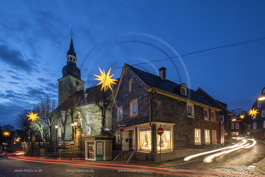 Remscheid-Luettringhausen, Altstadt, Schieferhauser und beleuchtete Evangelische Kirche zur blauen Stunde waehrend der Weihnachtszeit mit Weihnachtsbeleuchtung, Weihnachtsstern