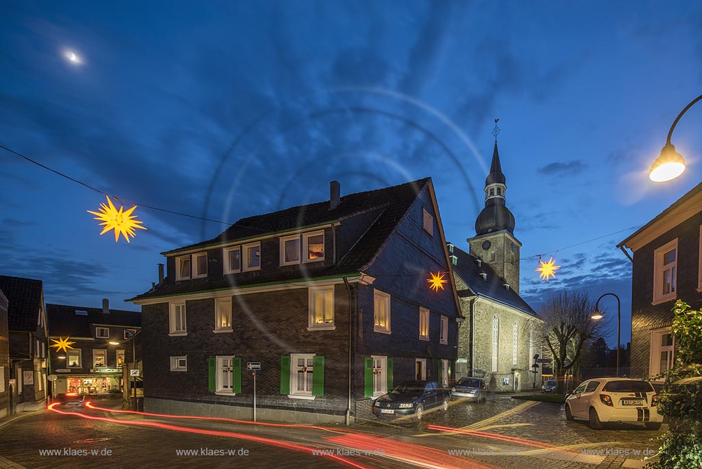 Remscheid-Luettringhausen, Altstadt, Schieferhauser und beleuchtete Evangelische Kirche zur blauen Stunde waehrend der Weihnachtszeit mit Weihnachtsbeleuchtung, Weihnachtsstern
