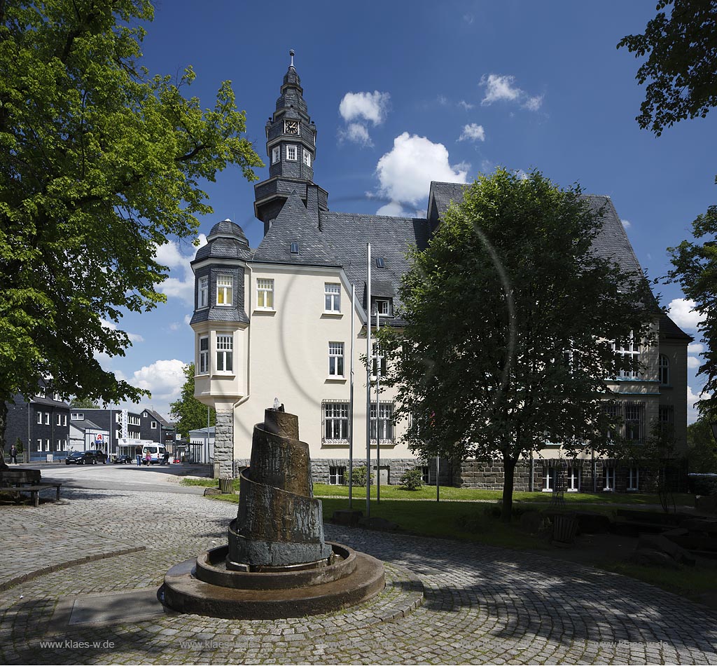 Remscheid Luettringhausen, Bandwirkerbrunnen am Rathaus Luettringhausen; Remscheid Luettringhausen, fountain Bandwirkerbrunnen near the Lown hoall Luettringhausen. 